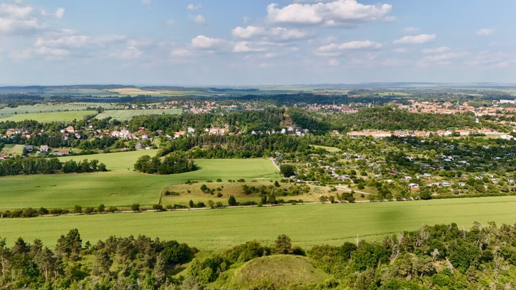 Luftaufnahme am Rande von Quedlinburg – Natur, Felder und Stadtansichten | Unterwegs im Freien